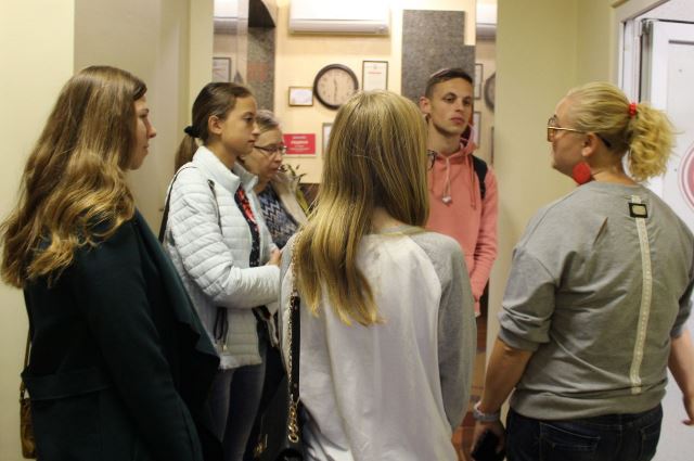 Студенти оглядають студію звукозапису